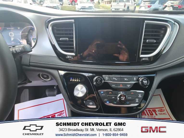 Used 2025 Chrysler Pacifica Limited FWD image 17