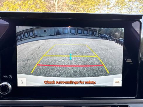 Used 2025 Toyota Camry SE image 29