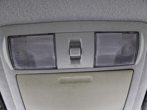 Used 2010 Nissan Frontier SE image 16