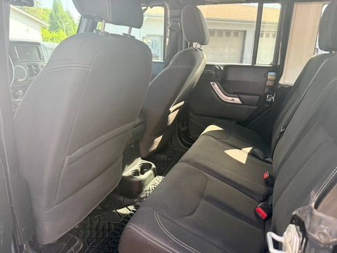 Used 2018 Jeep Wrangler Unlimited Sahara AWD/4WD image 29