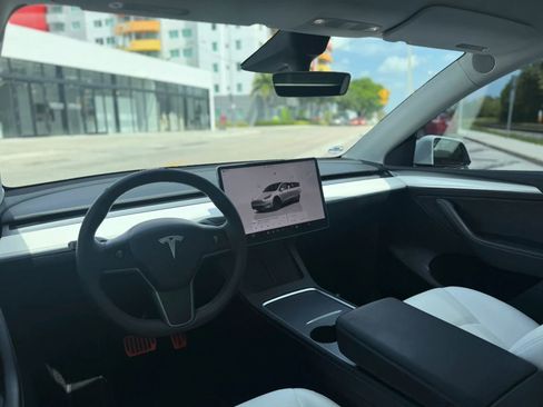 Used 2022 Tesla Model Y Long Range image 16