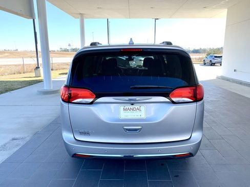 Used 2017 Chrysler Pacifica Touring-L image 5