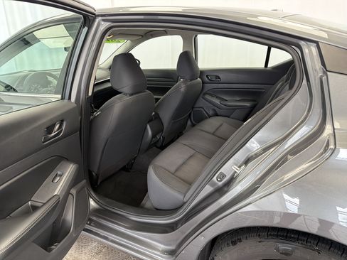 Used 2024 Nissan Altima 2.5 SV FWD image 12