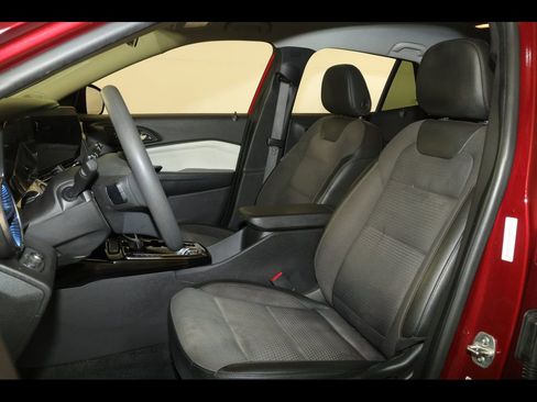 Used 2025 Chevrolet Trax LT FWD image 11