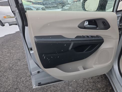 Used 2024 Chrysler Pacifica Touring-L image 16