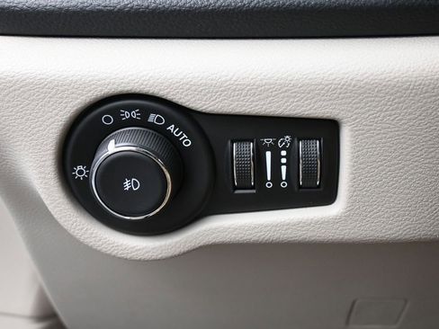 Used 2024 Chrysler Pacifica Select image 16