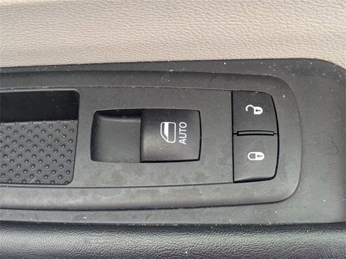 Used 2021 Chrysler Voyager Lxi image 30