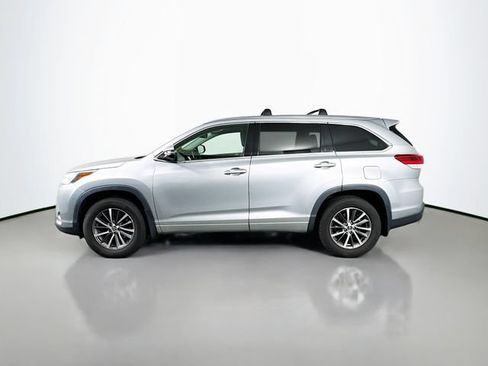 Used 2017 Toyota Highlander XLE w/ Carpet Mat Package AWD/4WD image 3