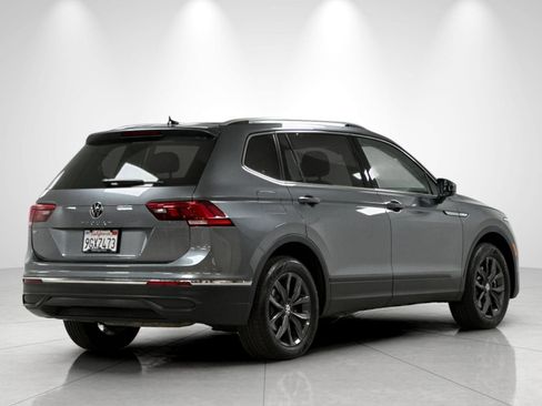 Used 2023 Volkswagen Tiguan SE w/ Panoramic Sunroof Package FWD image 5