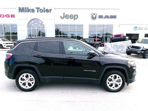 Used 2024 Jeep Compass Latitude AWD/4WD image 5