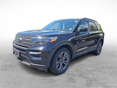 Certified 2022 Ford Explorer XLT w/ Equipment Group 202A image 3