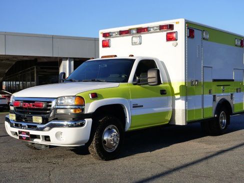 Used 2006 GMC Sierra 3500 SLE w/ Heavy-Duty Power Package image 3