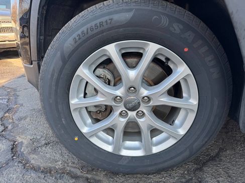 Used 2017 Jeep Cherokee Latitude w/ Cold Weather Group image 22