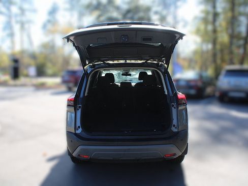 Used 2023 Nissan Rogue S image 9