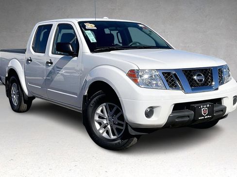Used 2017 Nissan Frontier SV image 2