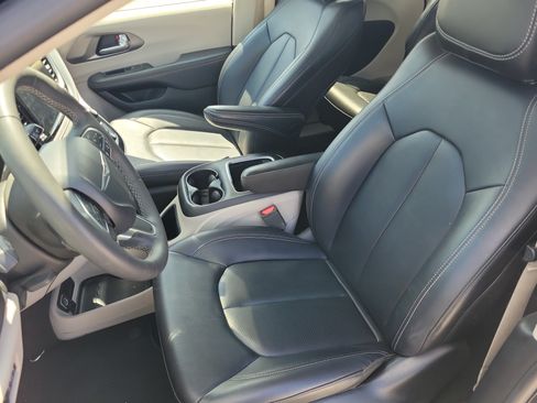 Used 2024 Chrysler Pacifica Limited FWD image 17