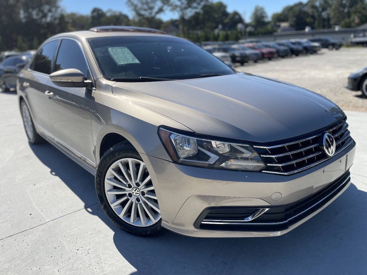 Used 2016 Volkswagen Passat 1.8T SE FWD image 1