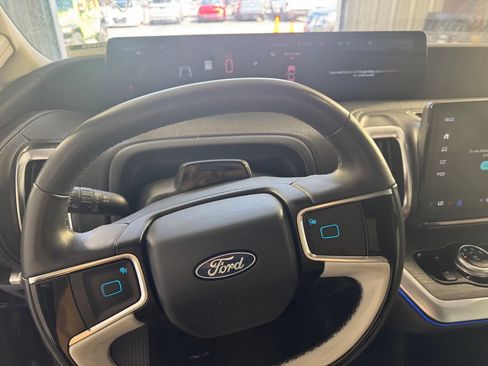 Used 2025 Ford Expedition Platinum w/ Driver's Package AWD/4WD image 4
