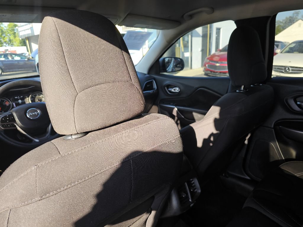 Used 2019 Jeep Cherokee Latitude w/ Popular Appearance Group AWD/4WD image 32