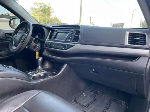 Used 2016 Toyota Highlander LE FWD image 14