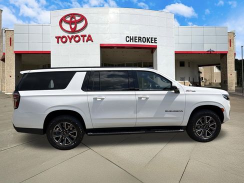 Used 2023 Chevrolet Suburban Z71 w/ Luxury Package AWD/4WD image 4