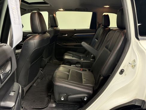 Used 2019 Toyota Highlander XLE image 20