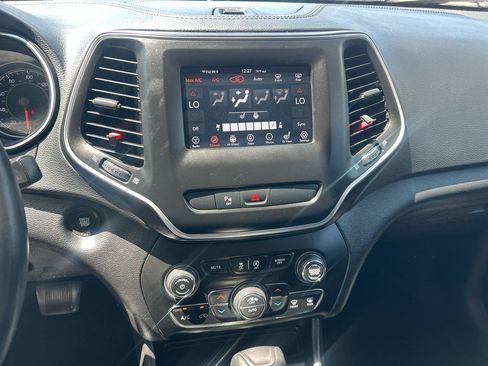 Used 2019 Jeep Cherokee Latitude Plus w/ Comfort/Convenience Group AWD/4WD image 20