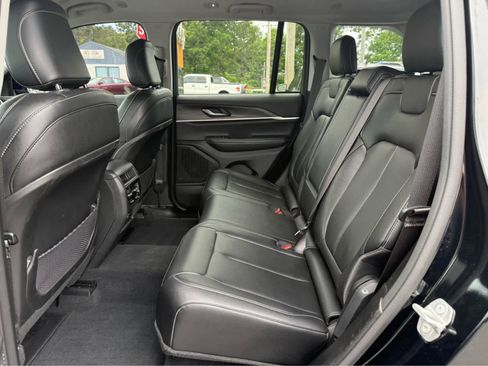 Used 2023 Jeep Grand Cherokee Limited w/ Black Appearance Package AWD/4WD image 24