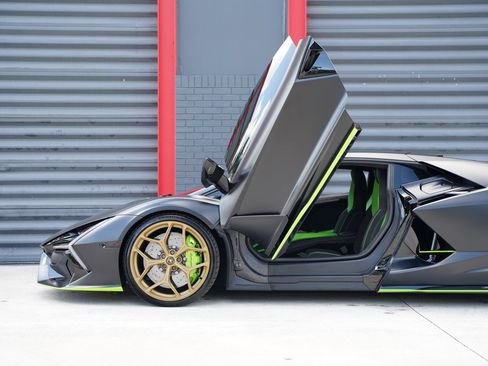 Used 2024 Lamborghini Revuelto AWD/4WD image 2