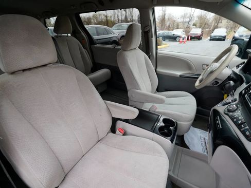 Used 2014 Toyota Sienna LE FWD image 27