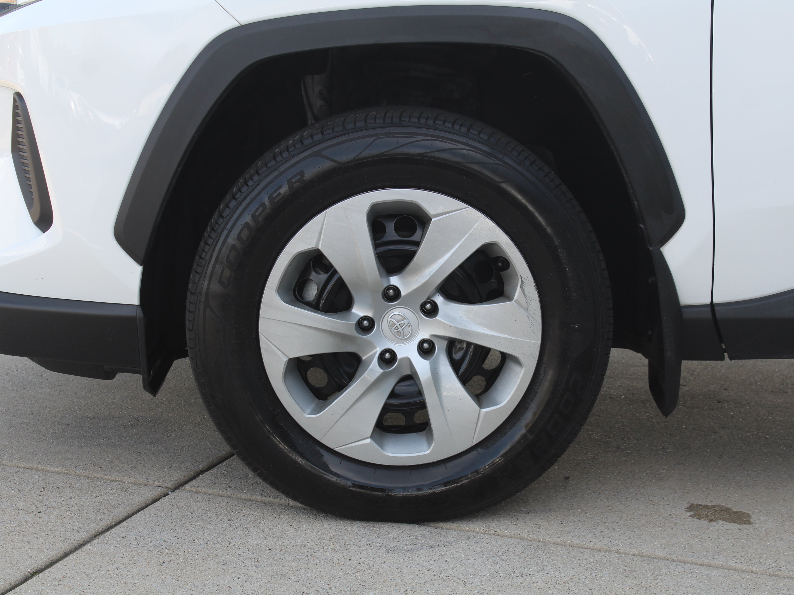 Used 2021 Toyota RAV4 LE AWD/4WD image 30
