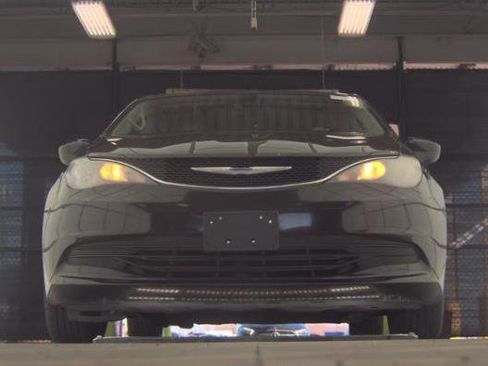 Used 2017 Chrysler Pacifica Touring w/ Tire & Wheel Group image 2