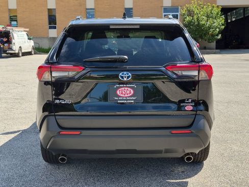 Used 2024 Toyota RAV4 LE AWD/4WD image 4