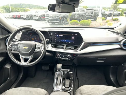 Used 2024 Chevrolet Trax LT w/ LT Convenience Package FWD image 16