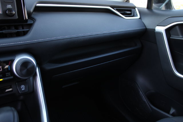 Used 2019 Toyota RAV4 LE w/ Carpet Mat Package AWD/4WD image 17