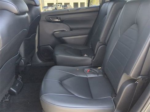 Certified 2023 Toyota Highlander XLE image 14