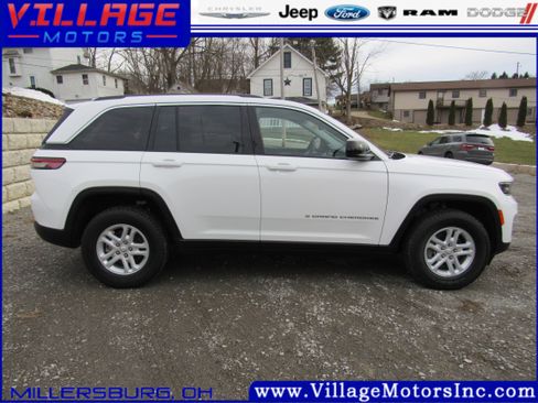 Used 2023 Jeep Grand Cherokee Laredo image 4