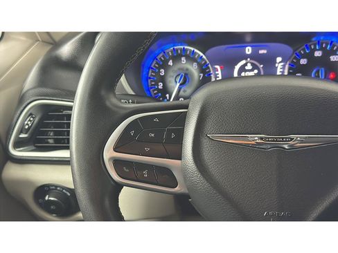 Used 2022 Chrysler Pacifica Touring-L FWD image 27