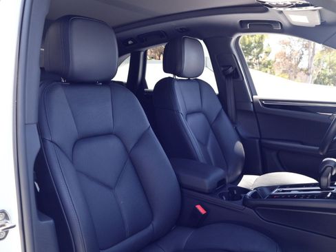 Certified 2025 Porsche Macan AWD/4WD image 24