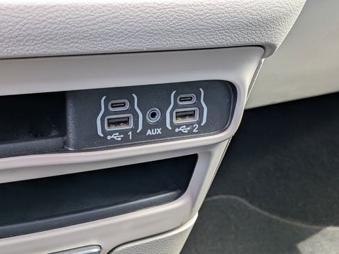 Used 2024 Chrysler Pacifica Touring-L FWD image 33