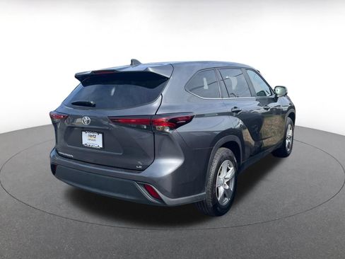 Used 2025 Toyota Highlander LE image 3