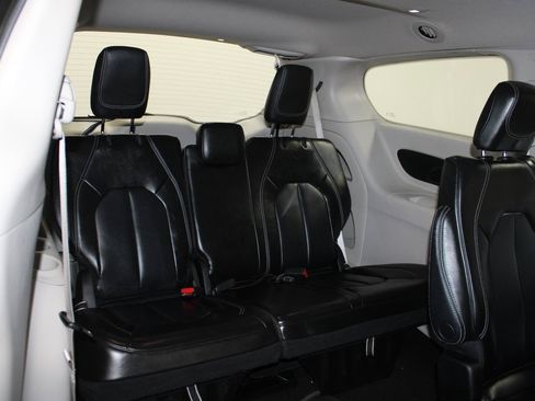Used 2023 Chrysler Pacifica Touring-L FWD image 22
