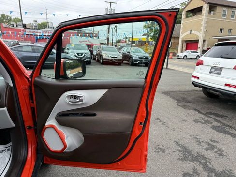 Used 2017 Jeep Renegade Latitude w/ Cold Weather Group image 43