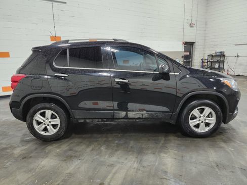 Used 2020 Chevrolet Trax LT w/ LT Convenience Package image 17