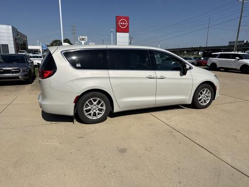 Used 2017 Chrysler Pacifica Touring image 16