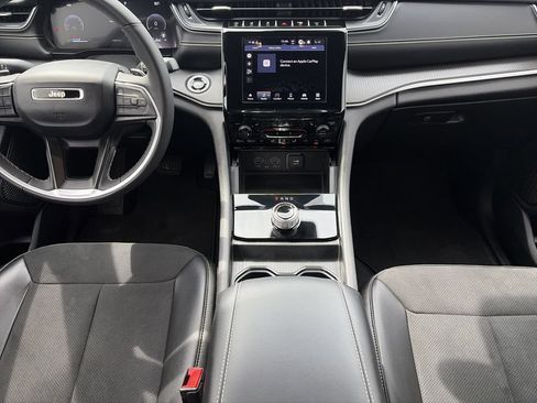 Used 2024 Jeep Grand Cherokee Altitude AWD/4WD image 15