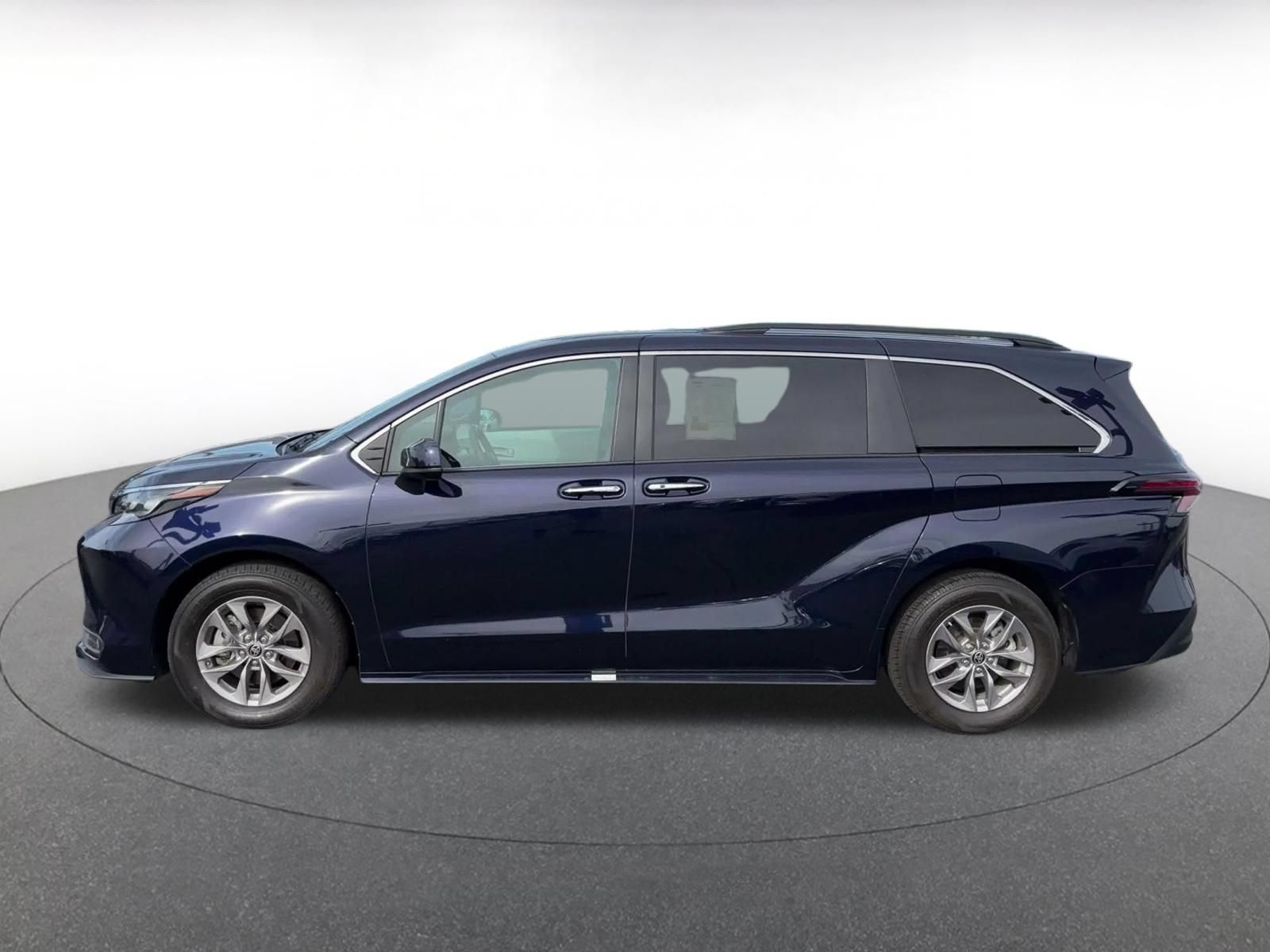 Used 2025 Toyota Sienna XLE FWD image 8