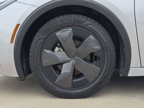 Used 2024 Toyota Prius LE FWD image 12