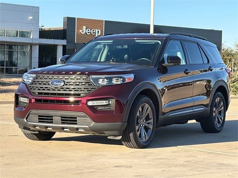 Used 2022 Ford Explorer XLT w/ Equipment Group 202A image 3