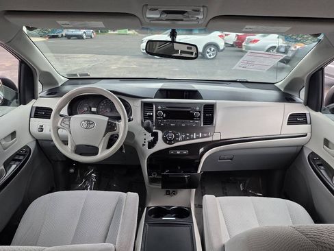 Used 2013 Toyota Sienna LE w/ Towing Pkg FWD image 15